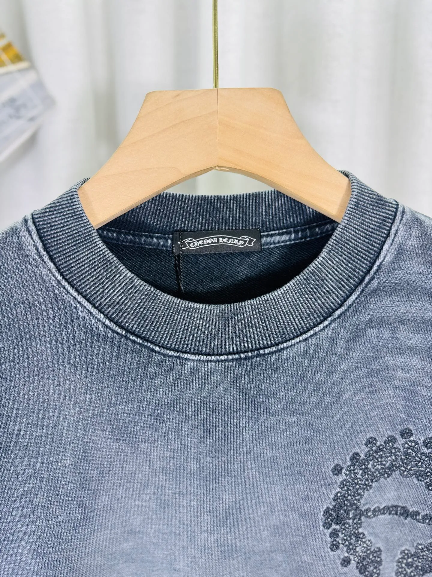 P270 top version, real shot without P, ​​different from market currency) 𝗖𝗵𝗿𝗼𝗺𝗲 𝗛𝗲𝗮𝗿𝘁𝘀/Cro Heart 2025 washed patch embroidery autumn and winter new original single counter American laser burnt 3D three-dimensional color embroidered couple casual sweatshirt 👑The highest version! Customized fabric 430g tripe terry fabric! American acid-washed and distressed original fabric laser burnt ✟appliqué embroidery and exquisite embroidery of letters! The best-selling model in the counter, very comfortable to wear. Accessories: original molded and authenticated collar label➕100% silk wash label. Genuine purchase-grade original hangtag➕matching hanging rope➕3D hanging beads➕original packaging bag. Craftsmanship: The original version has consistent wiring! The highest version of the armhole matching technique! Color: Gray Black Size: S M L XL Style No.: 9301